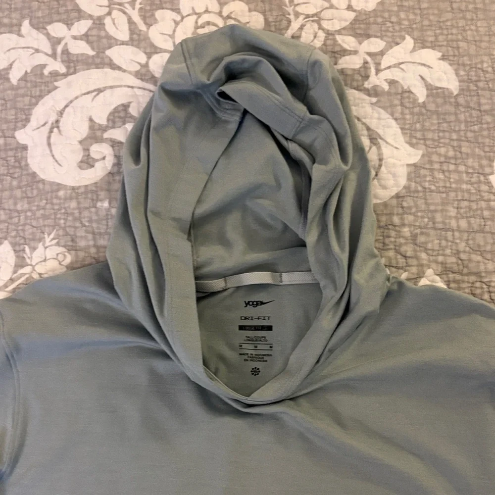 Nike Dri-Fit Yoga Sage Green Pullover Hoodie ~ Size Medium - Picture 4 of 6